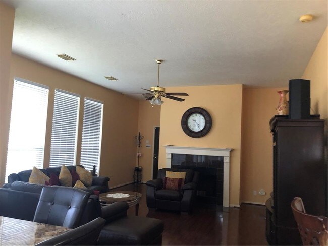 Foto del edificio - 6507 Spring Creek