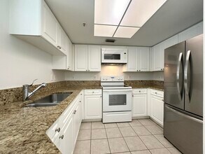Building Photo - 300 Crestwood Ct N