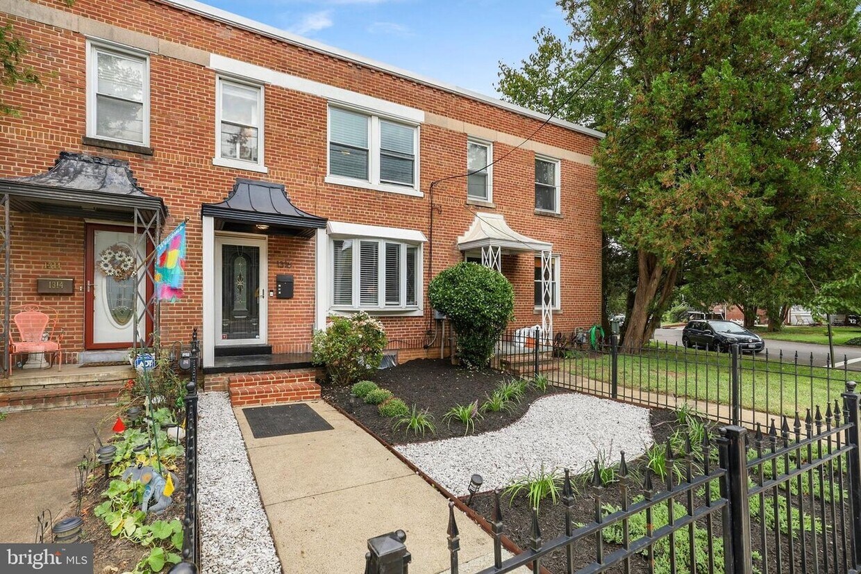 Primary Photo - 1316 Michigan Ave NE