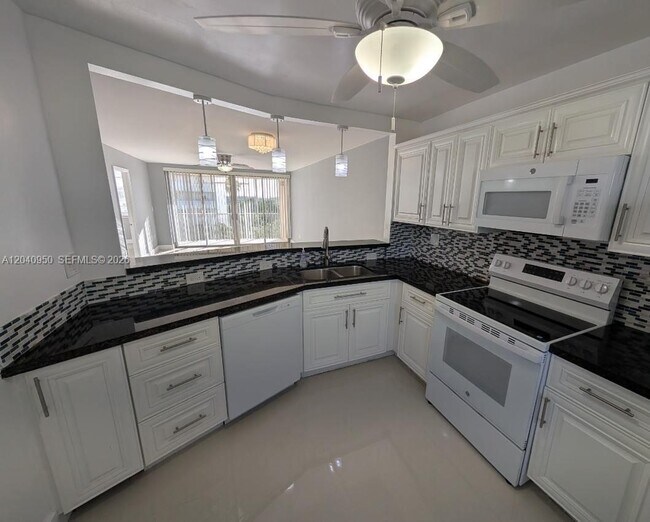 Foto del edificio - 1750 NE 191st St