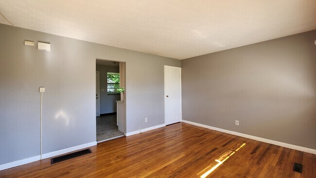 Building Photo - 480 Pittsfield Dr