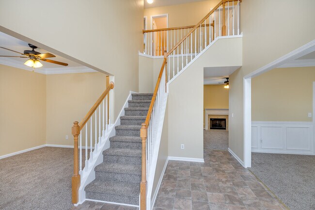 Building Photo - Gorgeous 5 bedroom with 3.5 Bath Home
