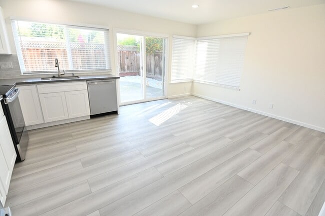 Building Photo - Beautiful 4-Bedroom, 2-bath, fully remodeled home in a prime location. Won’t Last Long!