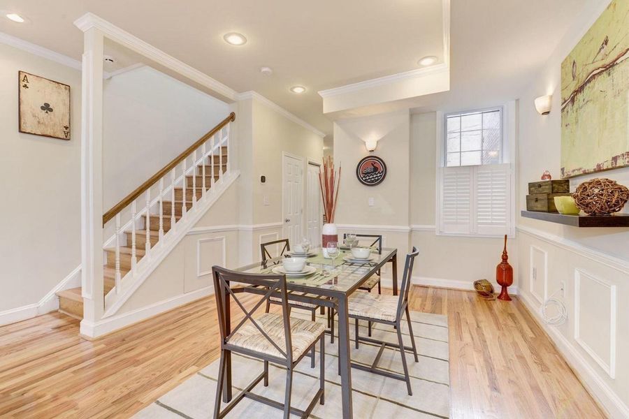 Foto principal - Beautiful 3 Bedroom Rowhome Located Betwee...