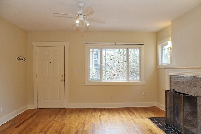 Foto del edificio - 915-915 NE Roselawn St