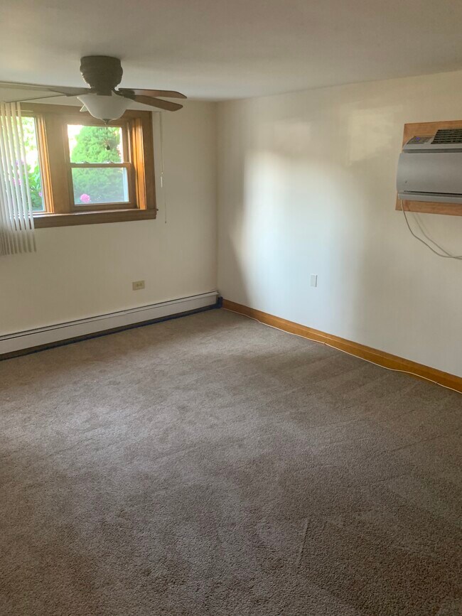 Living area - 6645 W Imlay St