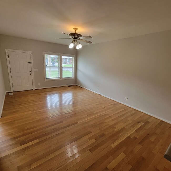 Foto del edificio - 3 Bedroom, 2 Bathroom Rental With Garage