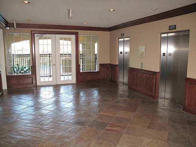 Building Photo - 7575 Kirby Dr