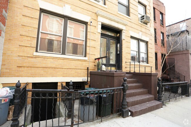 Building Photo - 637 Henry St