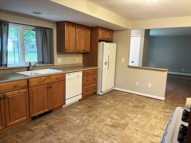 Building Photo - Chelsea Downtown Area 3-bedroom Ranch