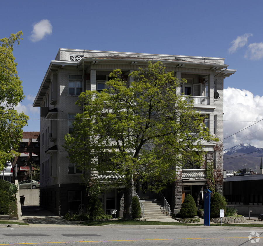 Building Photo - Bungalow Apartments