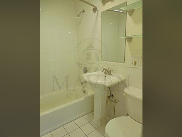 Building Photo - 19 Pine St