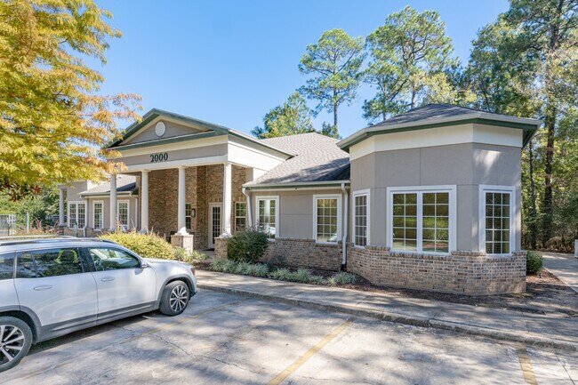 Entrada a la casa club - Pine Crest Apartments