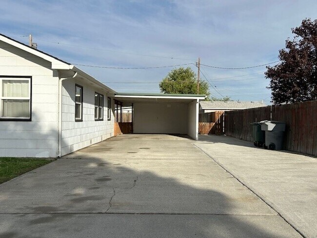 Building Photo - **Move-In Special - $700 off 1st Months Re...