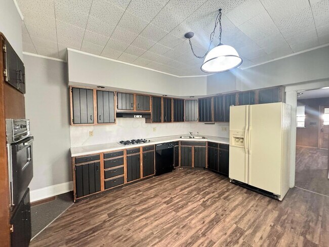 Foto del edificio - 617 E Main St