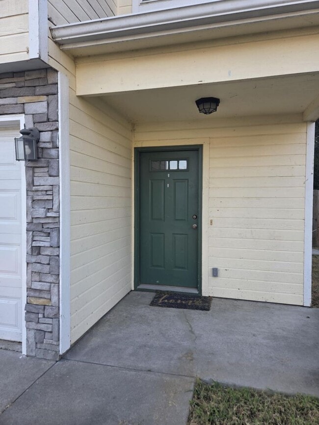 Building Photo - Spacious Town House for Rent