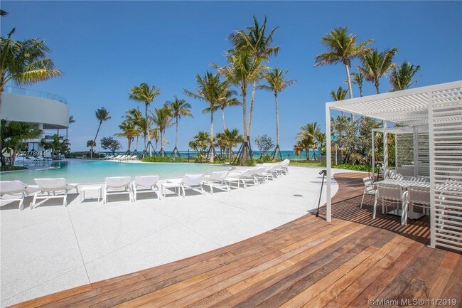 Building Photo - 16901 Collins Ave