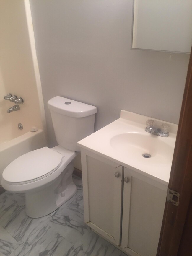 Baño completo con combinación de bañera y ducha. - 950 E Avenue H