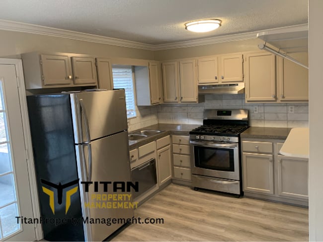 Building Photo - Cute Updated Townhouse!