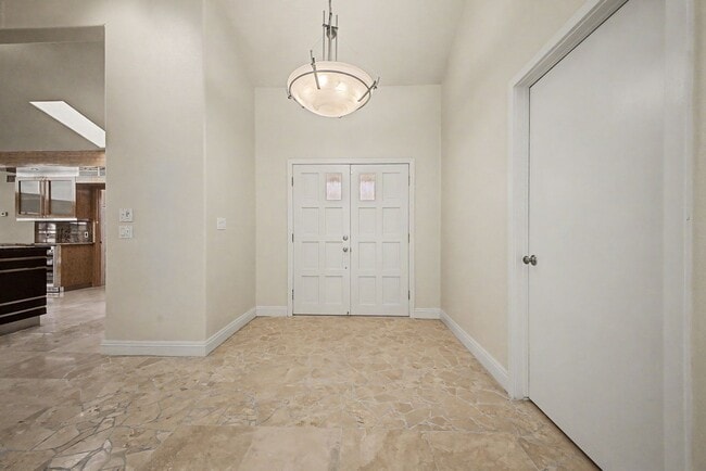 Building Photo - Las Vegas Country Club 3 bedroom home with a pool on golf course!