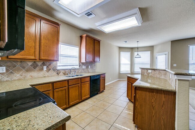 Foto del edificio - 4 Bedroom 2 1/2 Bath Falcon Ridge Subdivision