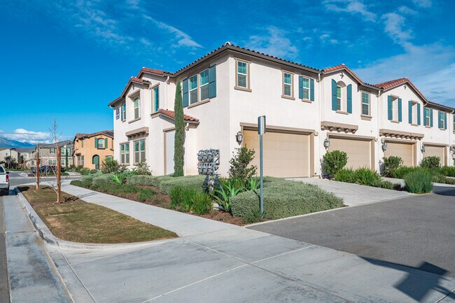 Foto del edificio - Fully Furnished with appliances Ontario Townhouse