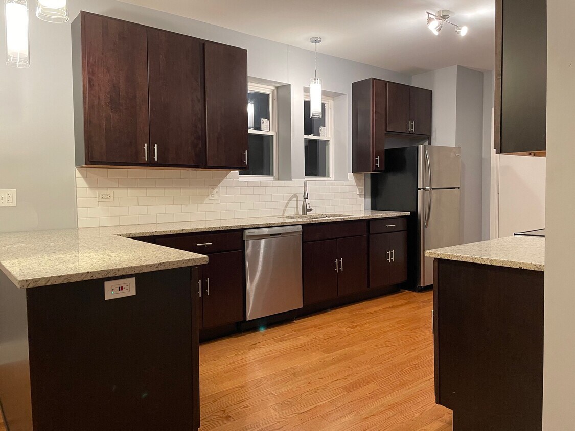 Kitchen - 7601 S East End Ave