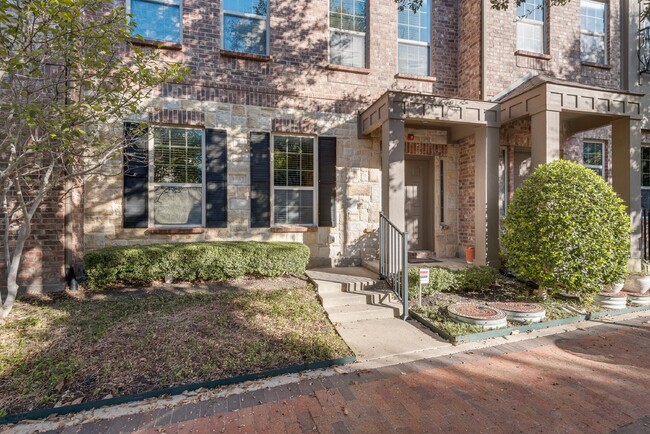 Building Photo - Charming Townhome in Addison