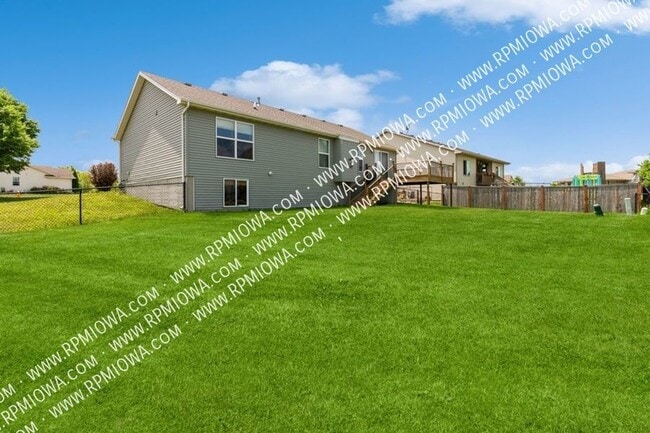 Building Photo - SPACIOUS RANCH!! 3 Bedroom, 2 Bathroom Hom...