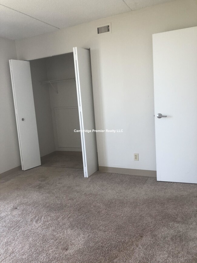 Building Photo - 812 Memorial Dr