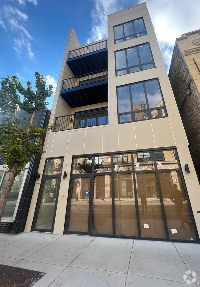 Building Photo - 3244 N Lincoln Ave