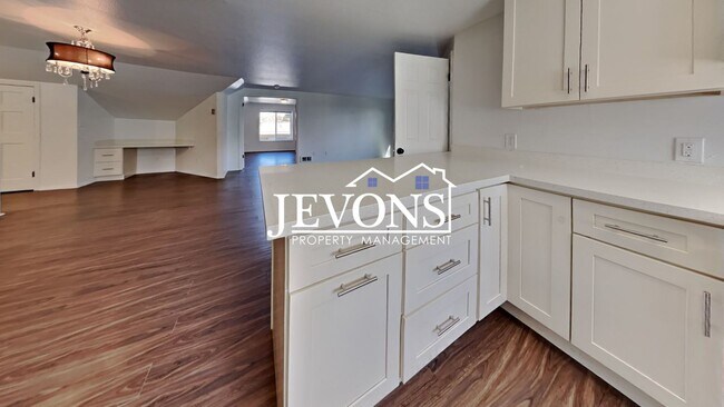 Building Photo - 10649 Des Moines Memorial Dr S