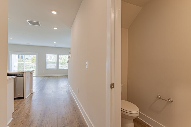 Building Photo - 3 bedroom 2.5 Bathroom Townhome in the Tow...