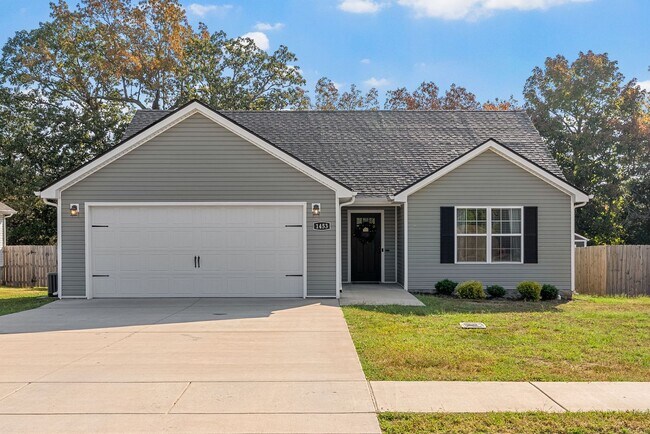 Building Photo - 3 Bedroom 2 Bath Dog Friendly Home For Rent!