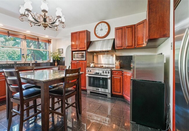 Building Photo - 339 NE 96th St