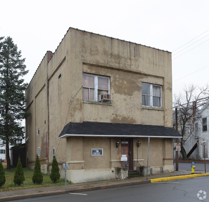 Building Photo - 738 Centre St