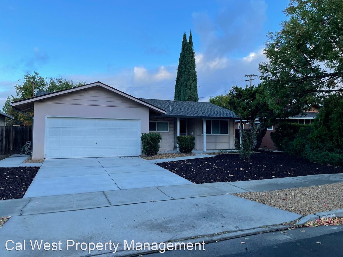 Primary Photo - 4 br, 2.5 bath House - 1015 Quicksilver Dr.