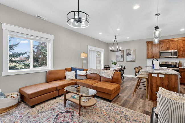 Building Photo - Beautiful 3 Bed, 2.5 Bath Townhome in Ashton