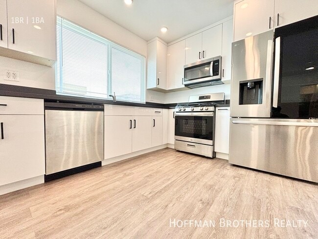 Building Photo - 1135 S Doheny Dr