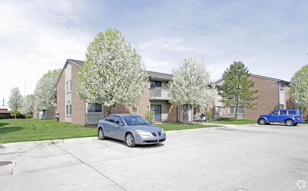 Bradford Square Apartments in Clinton Township, MI