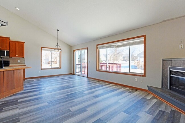 Foto del edificio - Spacious 5-Bed, 3 Bath Home in Delano - Available Now!