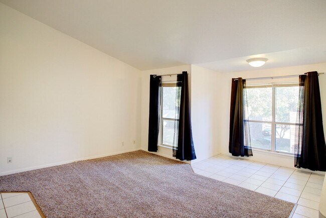 Foto del edificio - Coming in March! Gated 2BR/2BA Condo in N Arlington!
