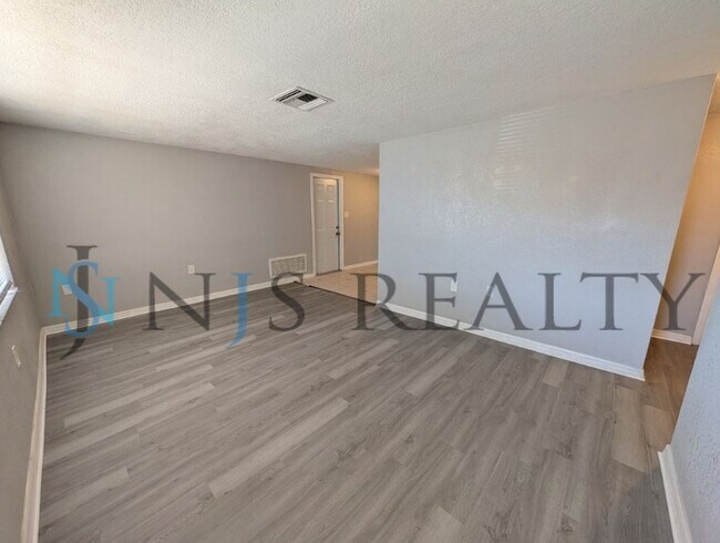 Foto del edificio - 3/1/1, 1136 Sq. Ft., updated kitchen & bath, fenced in yard, WINE fridge!!