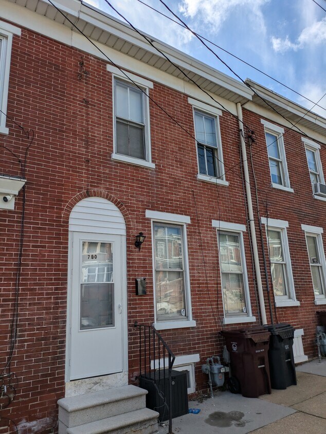 Foto principal - 720 S Harrison St