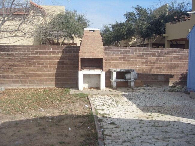 Building Photo - 104 E Peach Ln