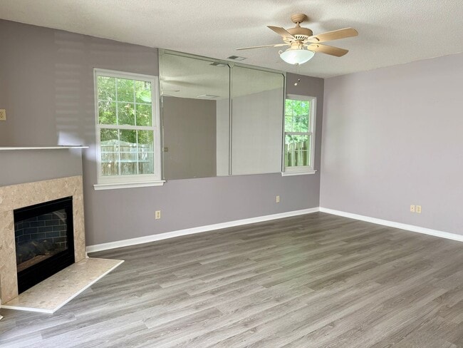 Building Photo - 3 Bed 2.5 Bath Hampton Home!