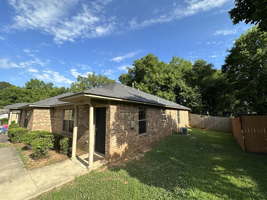 Foto principal - 1006 E 15th St