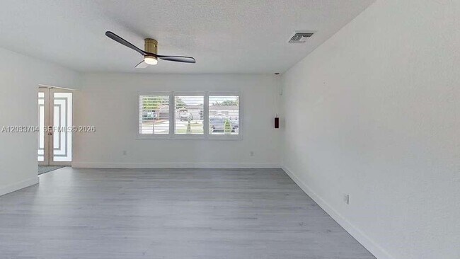 Foto del edificio - 3030 SW 96th Ave
