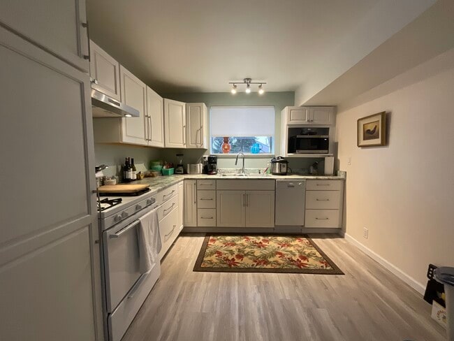 New Kitchen fully equipped ed - 418 N Laguna St