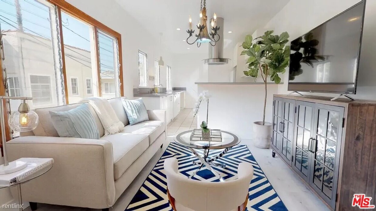 Foto principal - 245 N Swall Dr